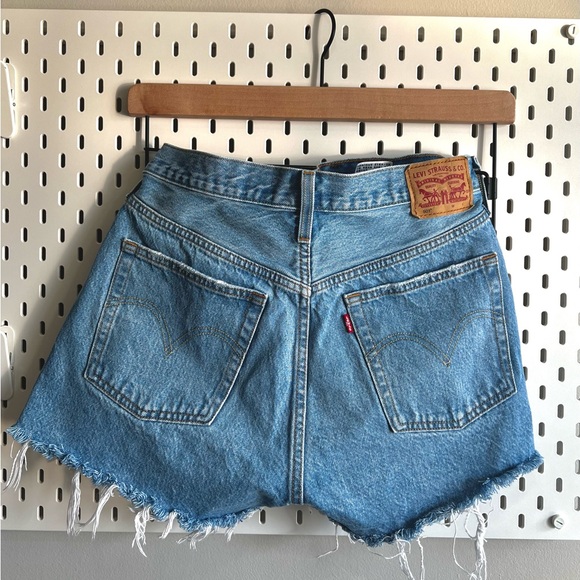 Levi's 501 Original Fit High Rise Women's Shorts - Picture 2 of 4